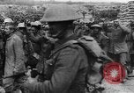 Image blessé des soldats britanniques entrez camp derrière les lignes France, 1916, de la seconde 40 séquences d'archives historiques vidéo 65675048387