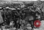 Image blessé des soldats britanniques entrez camp derrière les lignes France, 1916, de la seconde 42 séquences d'archives historiques vidéo 65675048387