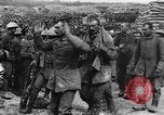 Image blessé des soldats britanniques entrez camp derrière les lignes France, 1916, de la seconde 44 séquences d'archives historiques vidéo 65675048387