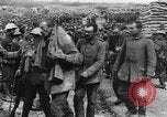 Image blessé des soldats britanniques entrez camp derrière les lignes France, 1916, de la seconde 45 séquences d'archives historiques vidéo 65675048387