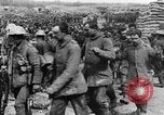 Image blessé des soldats britanniques entrez camp derrière les lignes France, 1916, de la seconde 46 séquences d'archives historiques vidéo 65675048387