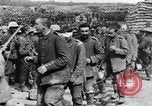 Image blessé des soldats britanniques entrez camp derrière les lignes France, 1916, de la seconde 49 séquences d'archives historiques vidéo 65675048387