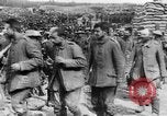 Image blessé des soldats britanniques entrez camp derrière les lignes France, 1916, de la seconde 51 séquences d'archives historiques vidéo 65675048387