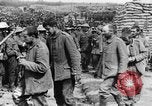 Image blessé des soldats britanniques entrez camp derrière les lignes France, 1916, de la seconde 52 séquences d'archives historiques vidéo 65675048387
