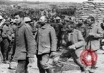 Image blessé des soldats britanniques entrez camp derrière les lignes France, 1916, de la seconde 53 séquences d'archives historiques vidéo 65675048387
