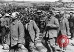 Image blessé des soldats britanniques entrez camp derrière les lignes France, 1916, de la seconde 54 séquences d'archives historiques vidéo 65675048387