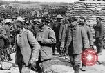 Image blessé des soldats britanniques entrez camp derrière les lignes France, 1916, de la seconde 55 séquences d'archives historiques vidéo 65675048387