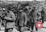Image blessé des soldats britanniques entrez camp derrière les lignes France, 1916, de la seconde 56 séquences d'archives historiques vidéo 65675048387