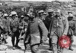 Image blessé des soldats britanniques entrez camp derrière les lignes France, 1916, de la seconde 58 séquences d'archives historiques vidéo 65675048387