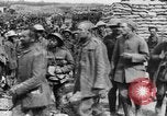 Image blessé des soldats britanniques entrez camp derrière les lignes France, 1916, de la seconde 59 séquences d'archives historiques vidéo 65675048387
