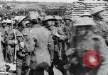 Image blessé des soldats britanniques entrez camp derrière les lignes France, 1916, de la seconde 61 séquences d'archives historiques vidéo 65675048387