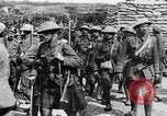 Image blessé des soldats britanniques entrez camp derrière les lignes France, 1916, de la seconde 62 séquences d'archives historiques vidéo 65675048387