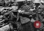 Image blessé des soldats britanniques traités à dressing station Minden France, 1916, de la seconde 14 séquences d'archives historiques vidéo 65675048388