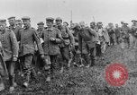 Image British Police Combat round up prisonniers de guerre allemands France, 1916, de la seconde 25 séquences d'archives historiques vidéo 65675048389