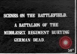 Image l'inhumation des cadavres de soldats allemands France, 1916, de la seconde 1 séquences d'archives historiques vidéo 65675048391