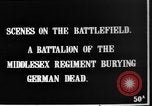 Image l'inhumation des cadavres de soldats allemands France, 1916, de la seconde 3 séquences d'archives historiques vidéo 65675048391
