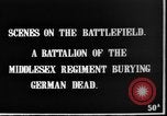 Image l'inhumation des cadavres de soldats allemands France, 1916, de la seconde 4 séquences d'archives historiques vidéo 65675048391