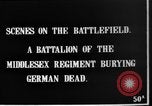 Image l'inhumation des cadavres de soldats allemands France, 1916, de la seconde 5 séquences d'archives historiques vidéo 65675048391