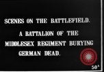 Image l'inhumation des cadavres de soldats allemands France, 1916, de la seconde 7 séquences d'archives historiques vidéo 65675048391