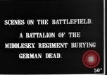 Image l'inhumation des cadavres de soldats allemands France, 1916, de la seconde 8 séquences d'archives historiques vidéo 65675048391