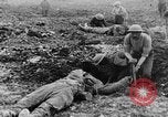 Image l'inhumation des cadavres de soldats allemands France, 1916, de la seconde 9 séquences d'archives historiques vidéo 65675048391
