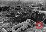 Image l'inhumation des cadavres de soldats allemands France, 1916, de la seconde 11 séquences d'archives historiques vidéo 65675048391