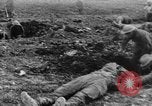 Image l'inhumation des cadavres de soldats allemands France, 1916, de la seconde 12 séquences d'archives historiques vidéo 65675048391