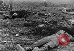 Image l'inhumation des cadavres de soldats allemands France, 1916, de la seconde 13 séquences d'archives historiques vidéo 65675048391