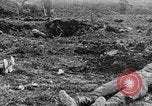 Image l'inhumation des cadavres de soldats allemands France, 1916, de la seconde 15 séquences d'archives historiques vidéo 65675048391