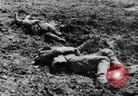 Image l'inhumation des cadavres de soldats allemands France, 1916, de la seconde 17 séquences d'archives historiques vidéo 65675048391