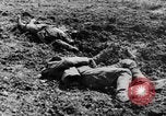 Image l'inhumation des cadavres de soldats allemands France, 1916, de la seconde 18 séquences d'archives historiques vidéo 65675048391