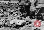 Image l'inhumation des cadavres de soldats allemands France, 1916, de la seconde 19 séquences d'archives historiques vidéo 65675048391