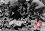 Image l'inhumation des cadavres de soldats allemands France, 1916, de la seconde 20 séquences d'archives historiques vidéo 65675048391