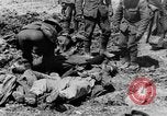 Image l'inhumation des cadavres de soldats allemands France, 1916, de la seconde 21 séquences d'archives historiques vidéo 65675048391