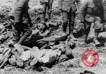 Image l'inhumation des cadavres de soldats allemands France, 1916, de la seconde 22 séquences d'archives historiques vidéo 65675048391