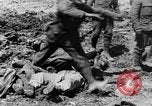 Image l'inhumation des cadavres de soldats allemands France, 1916, de la seconde 23 séquences d'archives historiques vidéo 65675048391