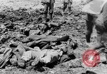 Image l'inhumation des cadavres de soldats allemands France, 1916, de la seconde 24 séquences d'archives historiques vidéo 65675048391