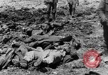 Image l'inhumation des cadavres de soldats allemands France, 1916, de la seconde 25 séquences d'archives historiques vidéo 65675048391