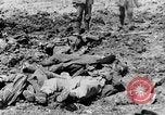 Image l'inhumation des cadavres de soldats allemands France, 1916, de la seconde 26 séquences d'archives historiques vidéo 65675048391