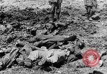Image l'inhumation des cadavres de soldats allemands France, 1916, de la seconde 27 séquences d'archives historiques vidéo 65675048391