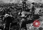 Image l'inhumation des cadavres de soldats allemands France, 1916, de la seconde 28 séquences d'archives historiques vidéo 65675048391