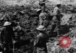 Image l'inhumation des cadavres de soldats allemands France, 1916, de la seconde 29 séquences d'archives historiques vidéo 65675048391