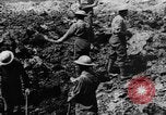 Image l'inhumation des cadavres de soldats allemands France, 1916, de la seconde 30 séquences d'archives historiques vidéo 65675048391