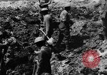 Image l'inhumation des cadavres de soldats allemands France, 1916, de la seconde 31 séquences d'archives historiques vidéo 65675048391