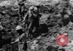 Image l'inhumation des cadavres de soldats allemands France, 1916, de la seconde 32 séquences d'archives historiques vidéo 65675048391