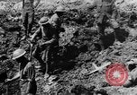 Image l'inhumation des cadavres de soldats allemands France, 1916, de la seconde 33 séquences d'archives historiques vidéo 65675048391