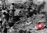 Image l'inhumation des cadavres de soldats allemands France, 1916, de la seconde 34 séquences d'archives historiques vidéo 65675048391