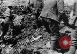 Image l'inhumation des cadavres de soldats allemands France, 1916, de la seconde 35 séquences d'archives historiques vidéo 65675048391