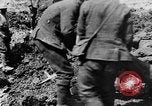Image l'inhumation des cadavres de soldats allemands France, 1916, de la seconde 36 séquences d'archives historiques vidéo 65675048391