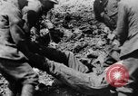 Image l'inhumation des cadavres de soldats allemands France, 1916, de la seconde 37 séquences d'archives historiques vidéo 65675048391